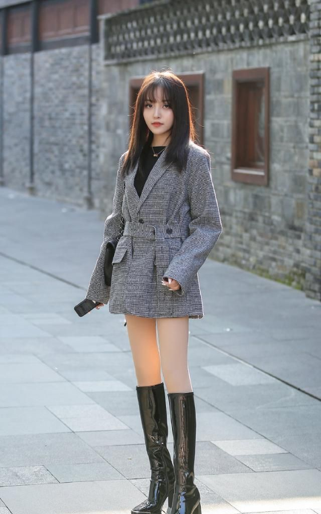 冬天穿高筒靴的美女搭配一双丝袜,保暖又增加层次感,还提升气质_高清
