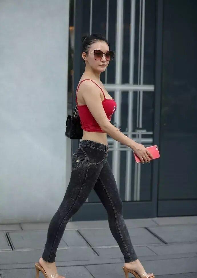 "低腰裤"失宠了?也未必,只要搭配到位,青春时髦又新潮!