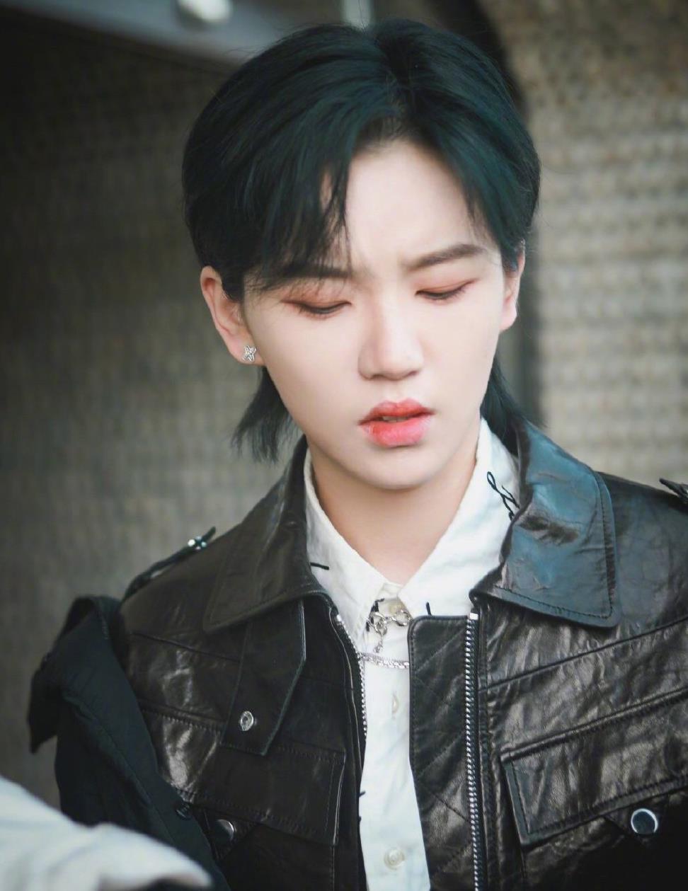 陆柯燃身穿黑色皮衣内搭白衬衫,一头墨绿短发飒气十足|白衬衫|内搭