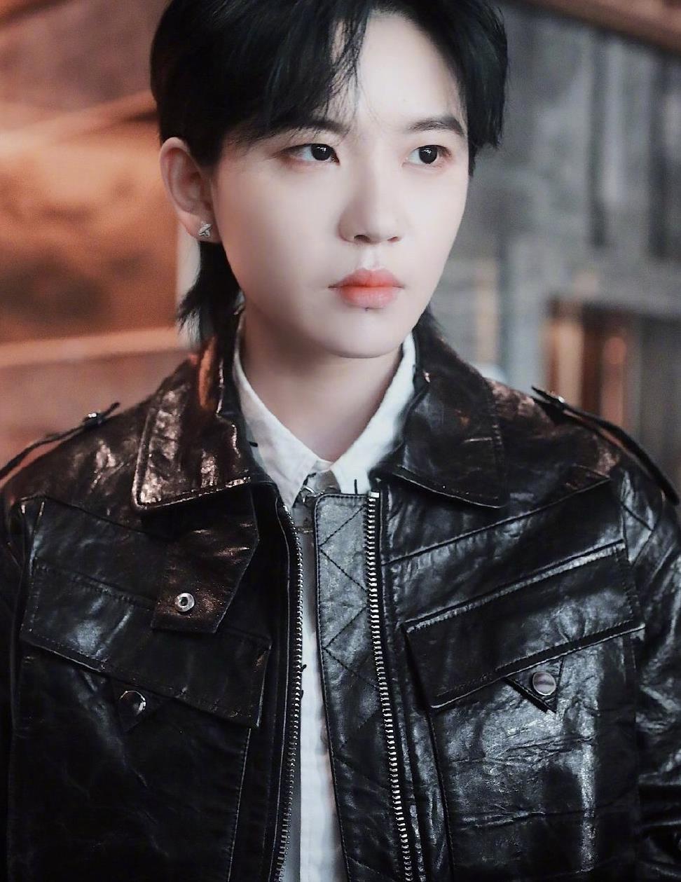 陆柯燃身穿黑色皮衣内搭白衬衫,一头墨绿短发飒气十足|白衬衫|内搭