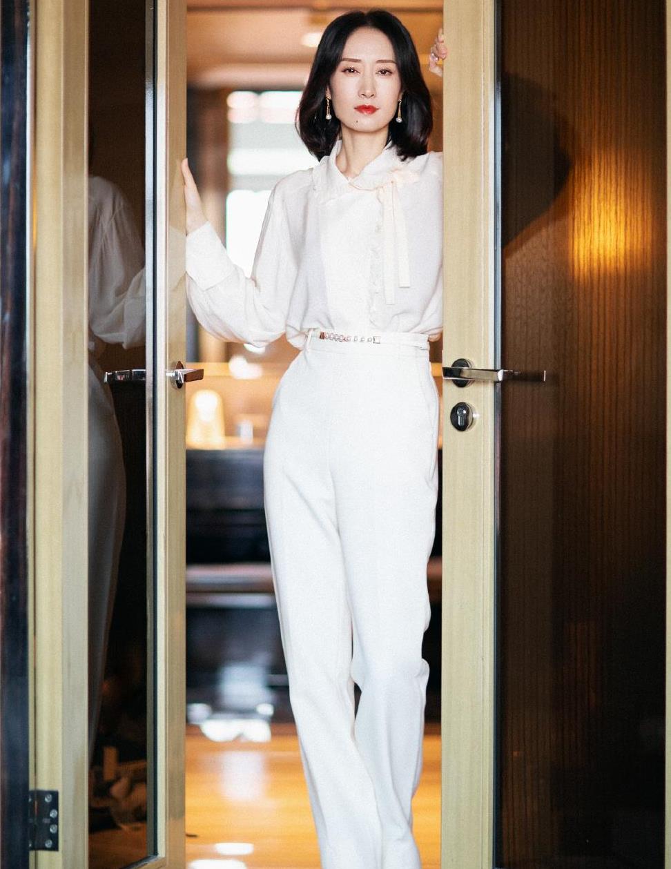 刘敏涛的贵妇范儿穿搭,灰色长大衣简洁大气,毛绒大衣雍容高贵