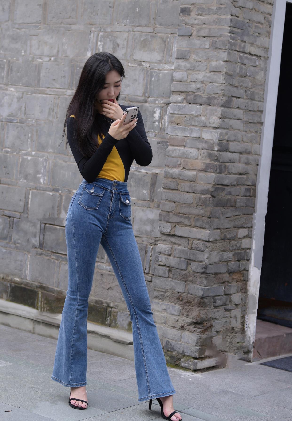 想要驾驭复古喇叭裤,需要有身材,更需要有气质