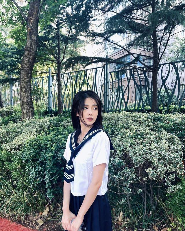 27岁女星白鹿晒最新校服穿搭照,瞬间美回17岁