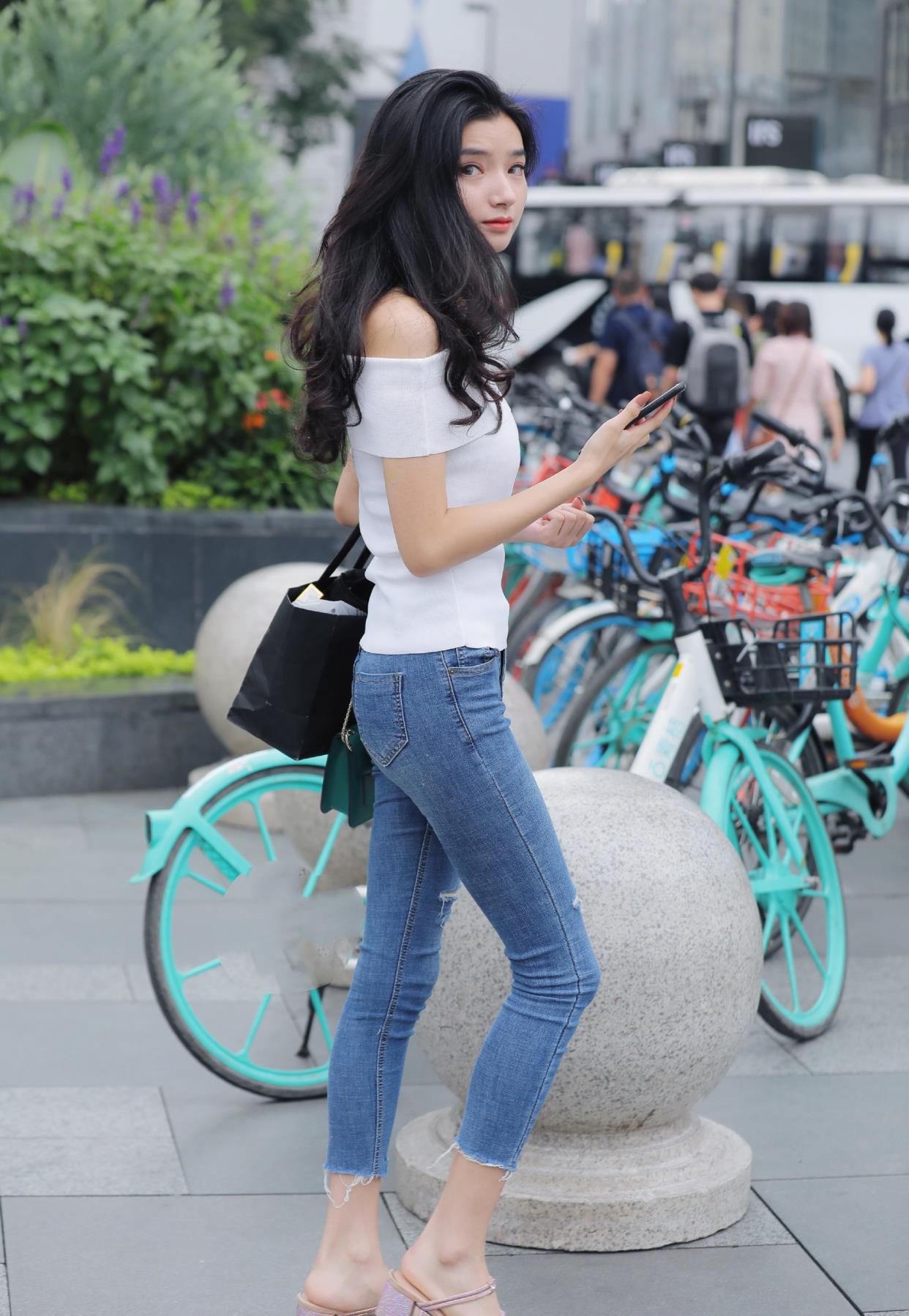 时尚穿搭白色一字肩上衣搭配九分牛仔裤凉鞋