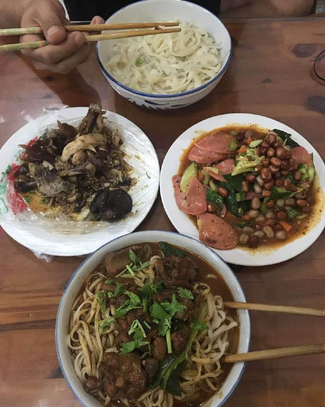 在弟弟学校吃饭这些菜一共才26块大碗真实惠东北人太实在