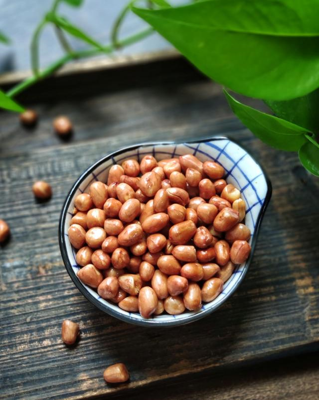 花生米直接下锅炒就错了 做好这两个步骤 花生米酥脆久放不返潮