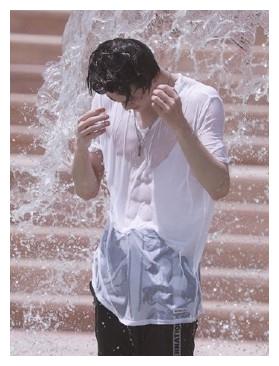 娱乐圈好身材男星,王嘉尔鲨鱼线白敬亭二头肌,最馋的是他|腹肌|白敬亭