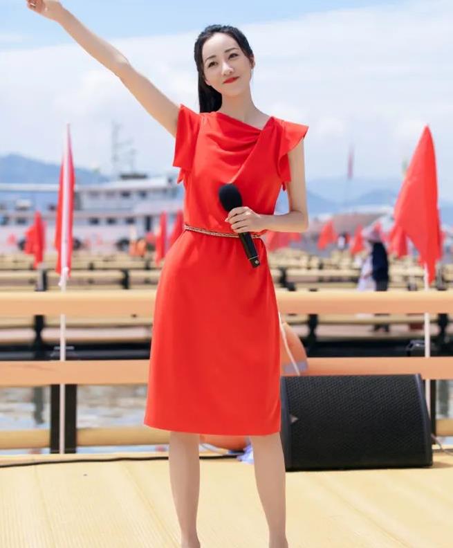 谁会不喜欢韩雪这样的端庄美人?再艳俗的红裙子,她穿都高贵了