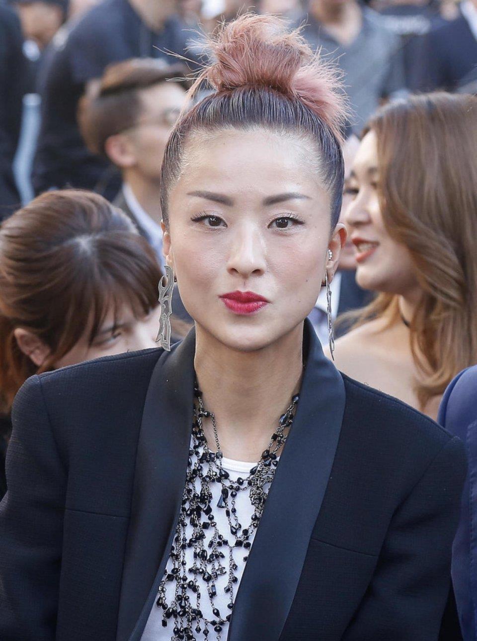 徐濠萦品味一点也不差黑色西装搭配皮裤张扬霸气气场十足