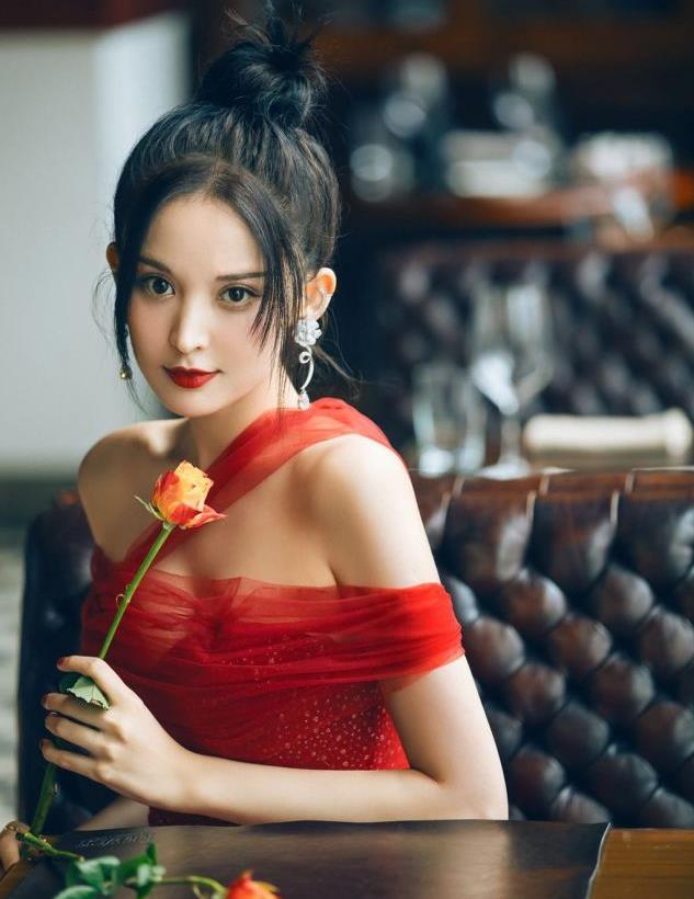 古力娜扎晒礼服照,红色虽挑人,娜扎依旧能穿出范儿