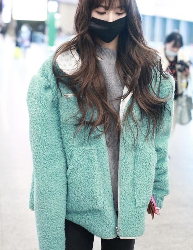 孔雪儿穿薄荷绿外套清新可爱 一头金棕色卷发乖巧