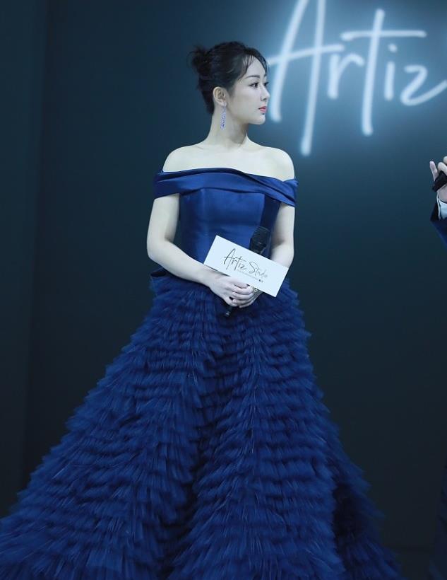 杨紫:深海蓝一字肩蛋糕裙静谧优雅