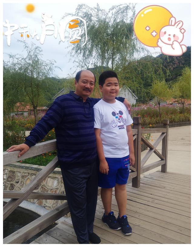 谢腾飞长大了,跟亲爸拍视频长一张脸,15岁身材比