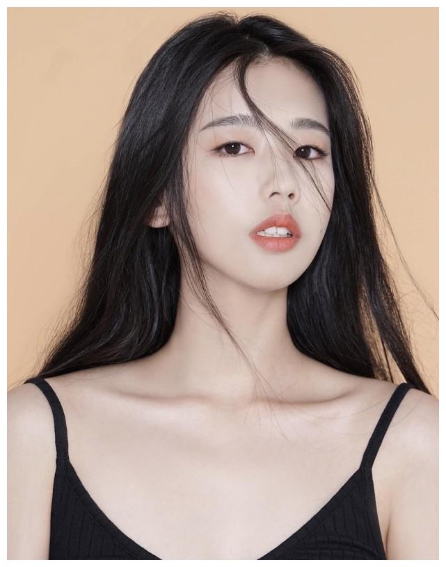 itzy组合的黄礼志是典型的猫相,这种长相因为有细长上挑的单眼皮眼睛
