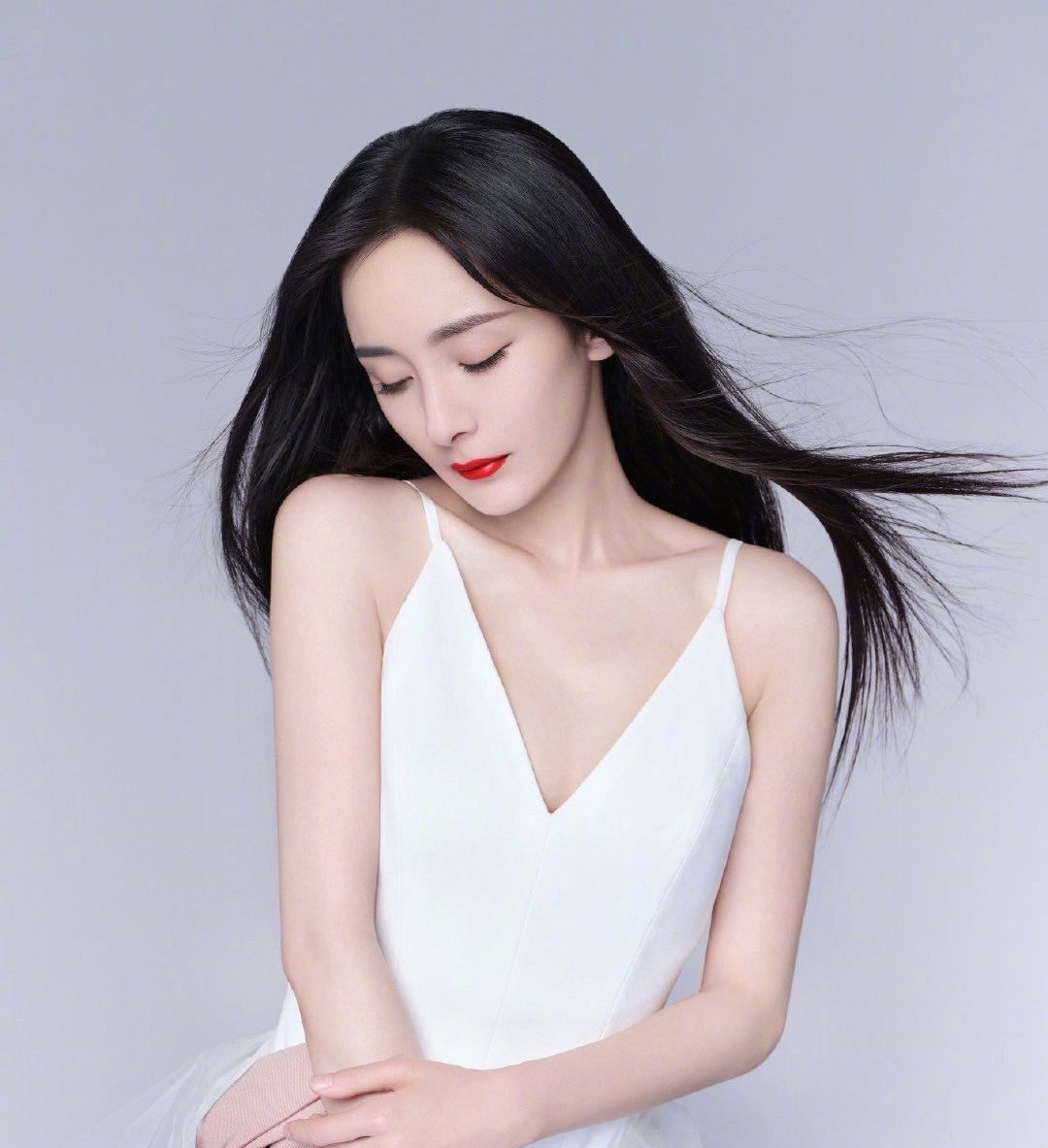 杨幂新造型,白色吊带裙搭配黑长直发型,干净大气