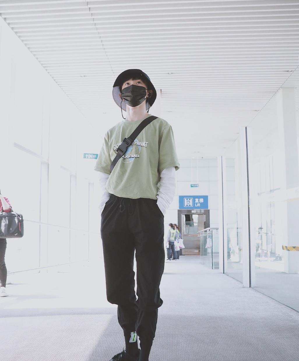 马嘉祺私服穿搭简单干净是疯狂心动的男孩没错了