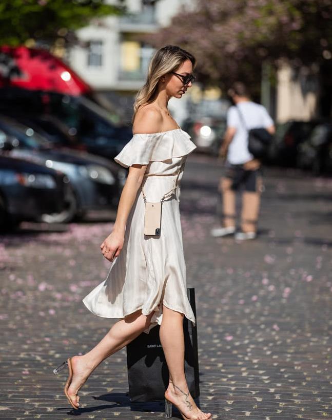 博主jessica czakoni街拍:一字肩荷叶边长裙