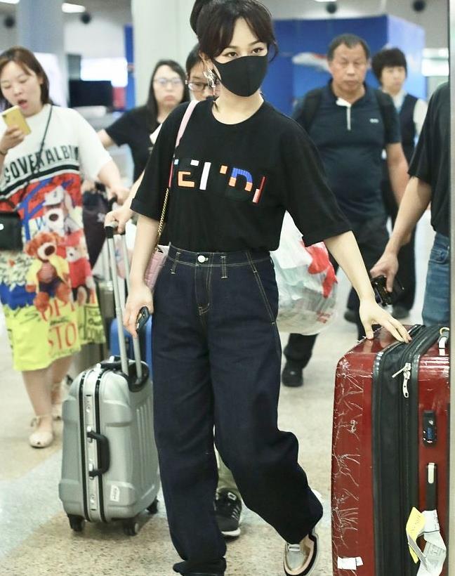 杨紫街拍:fendi字母t恤阔腿牛仔裤 老爹鞋酷黑街头风