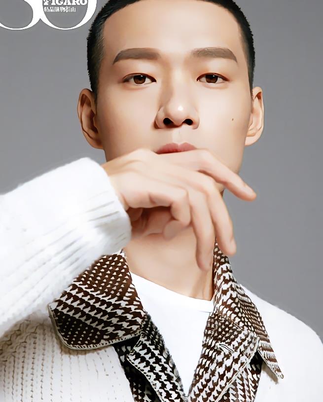 魏大勋栗子头造型,星球背景之下,尽显型男风格!