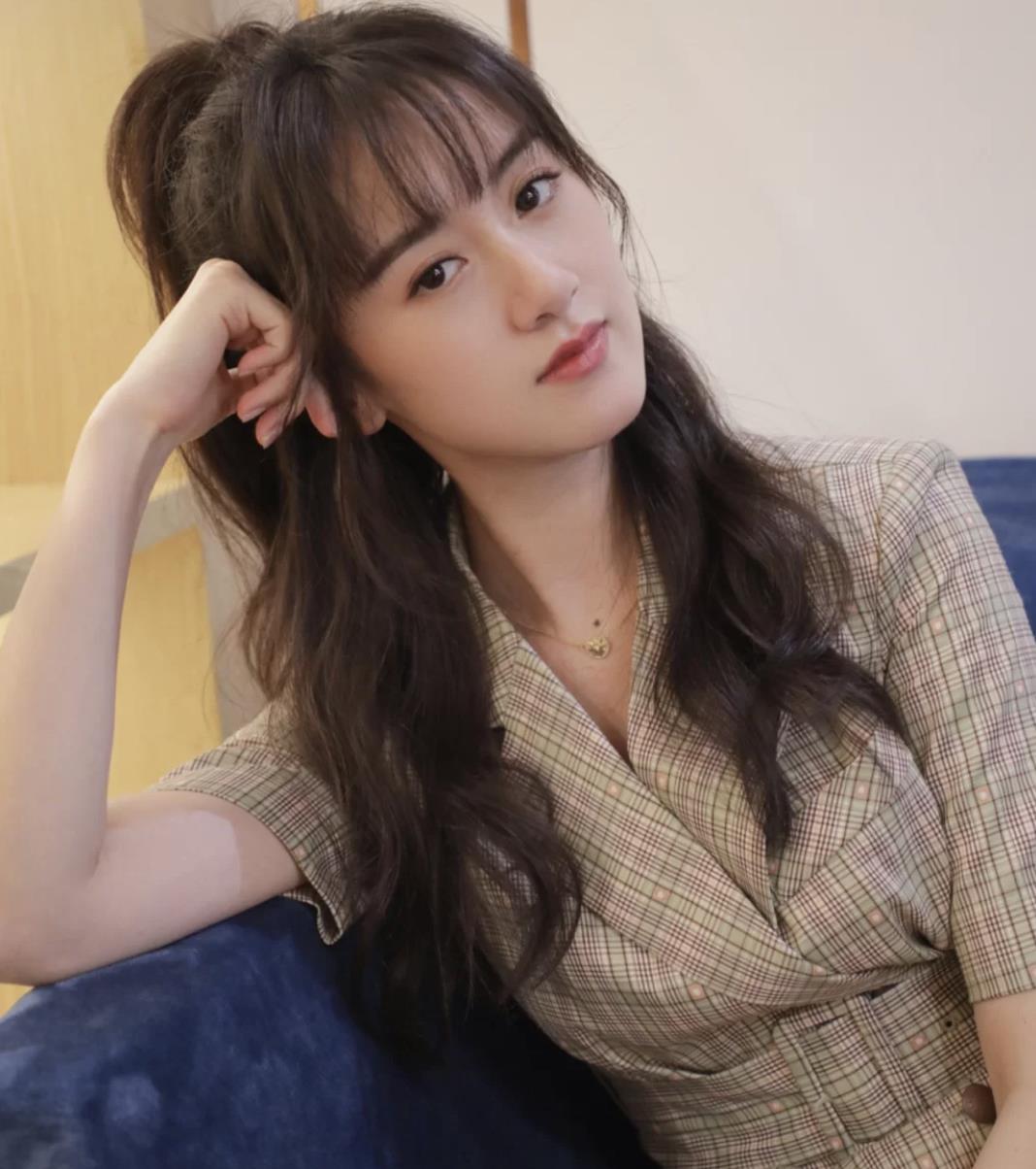 宝藏女孩袁冰妍穿白色初恋裙嫩回18岁太清新减龄了