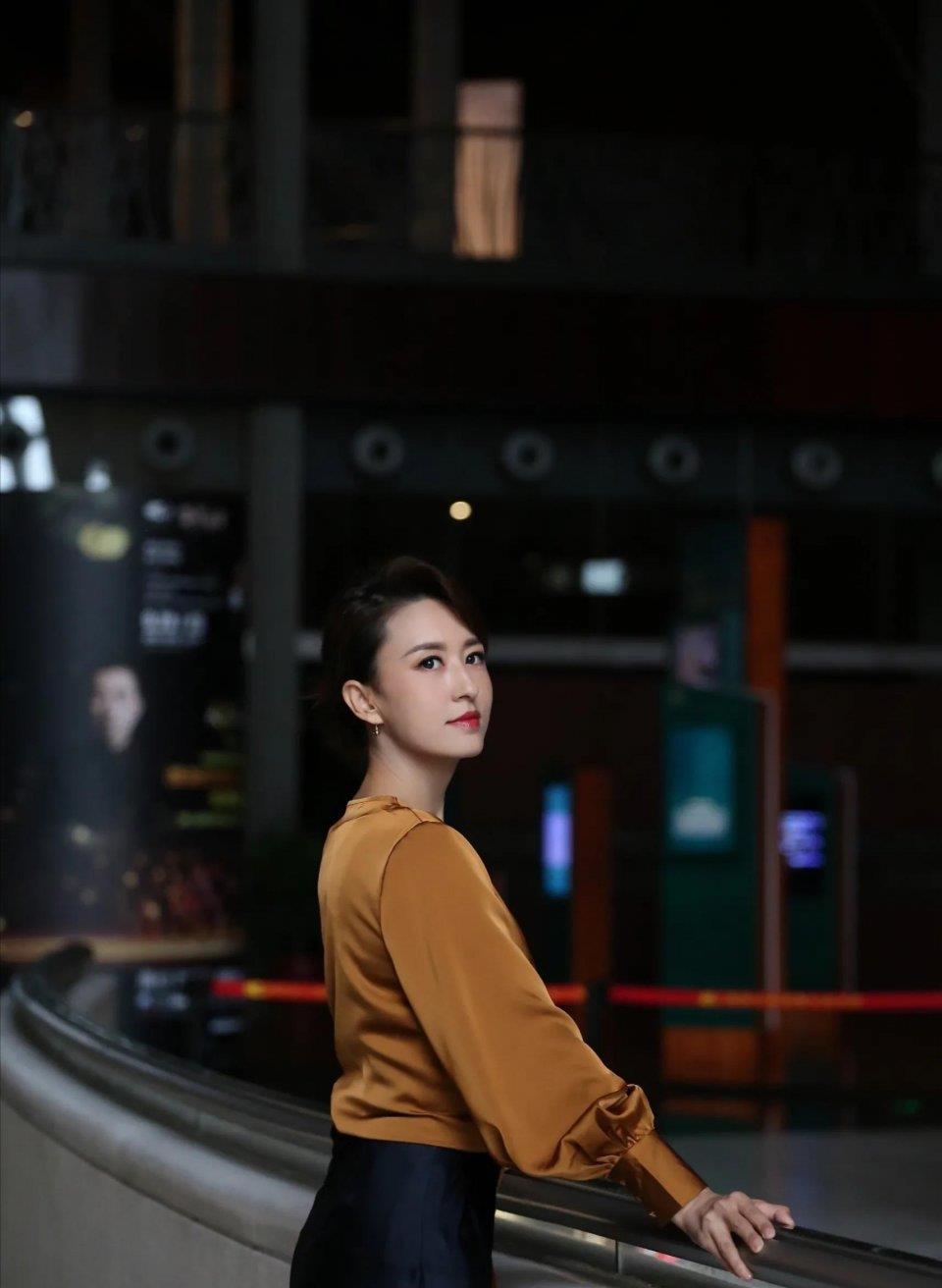 而且张蕾选择的上衣袖口很宽松,因此对比出腰部的纤细,已经显得她身材