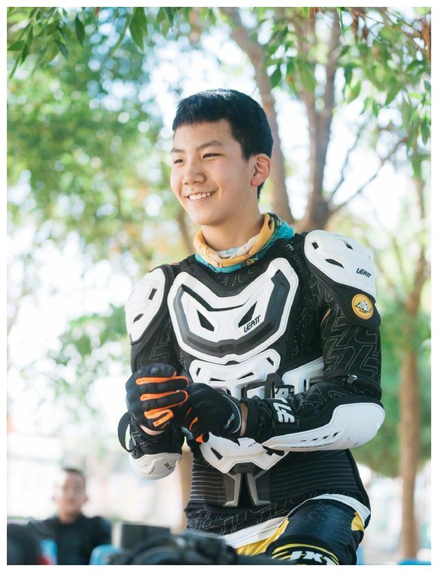 胡军儿子康康长大了,一身赛车装,简直帅炸了