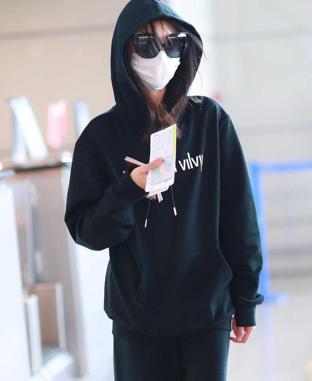 洪欣穿搭真接地气黑色卫衣配皮裤中性飒爽干练利落