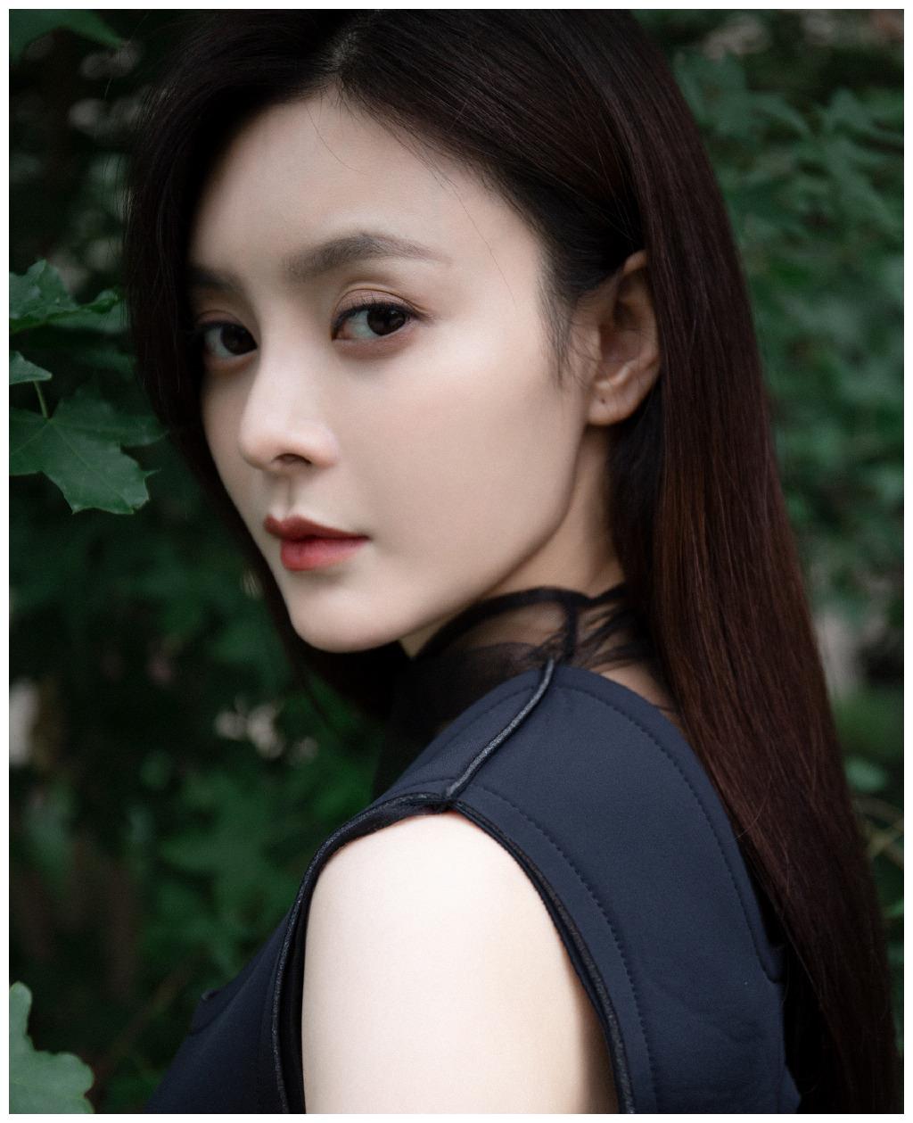 王瑞子轻轻地一个回眸,目光炯炯有神,极为有气质,长长的秀发直接搭在