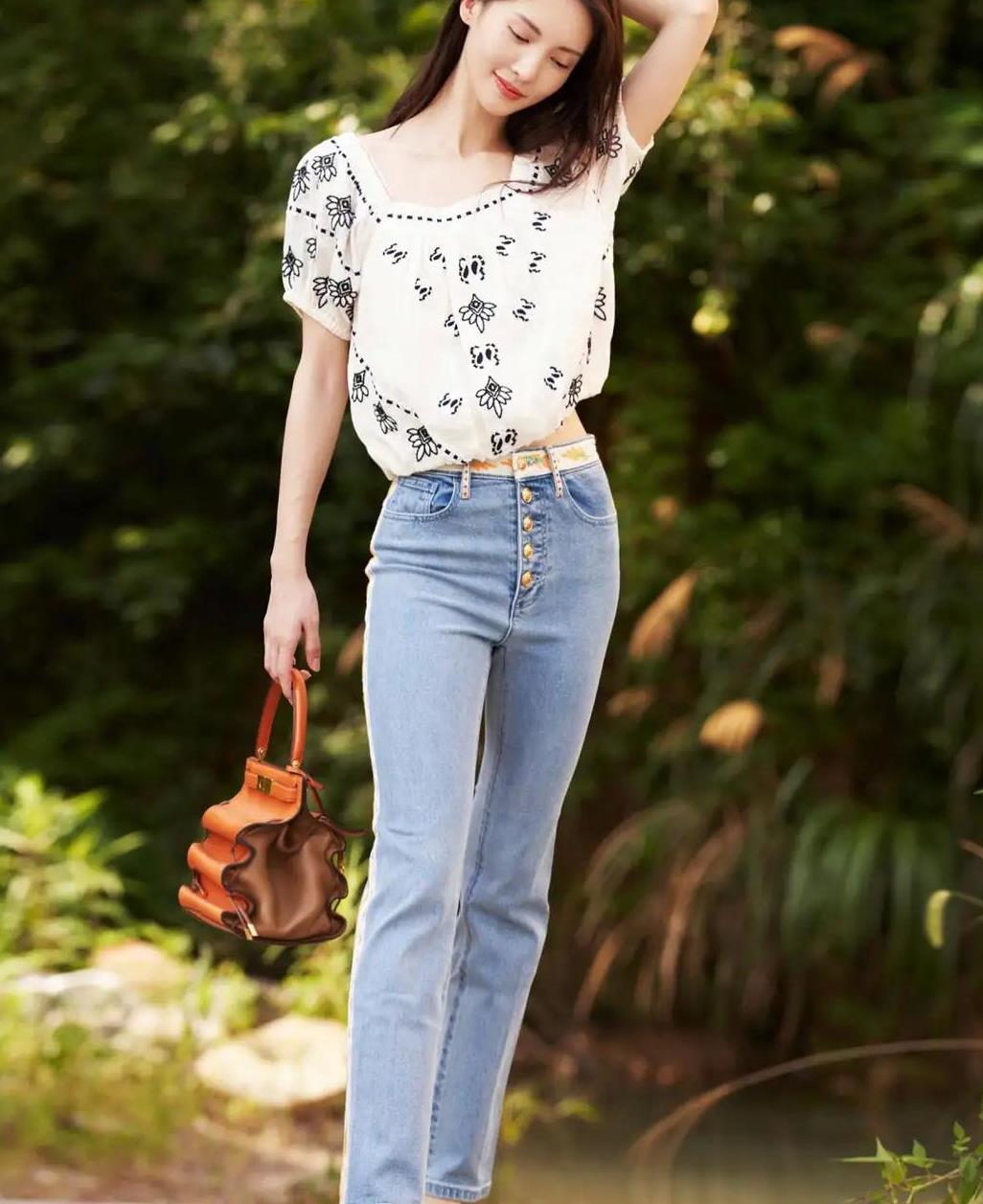 金晨身穿小雏菊衬衫现身机场,大秀a4小蛮腰,白色发带清爽迷人