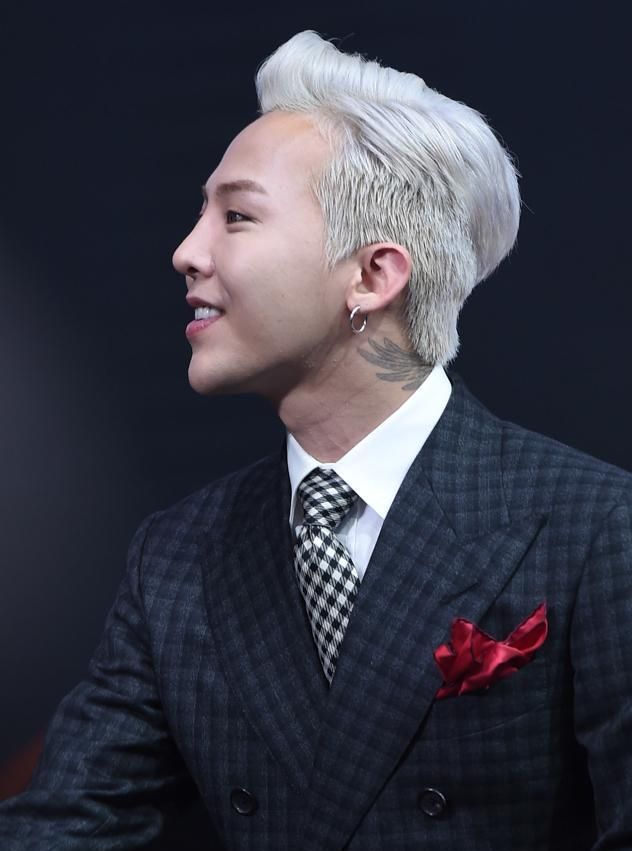 作为潮流达人的权志龙,西装也能穿出时尚感,简直太帅了!