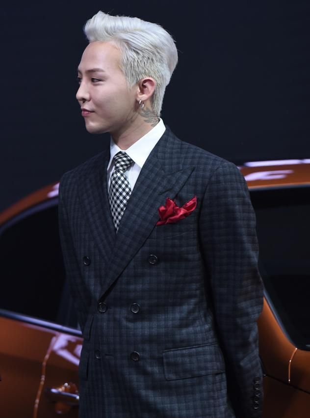 作为潮流达人的权志龙,西装也能穿出时尚感,简直太帅了!