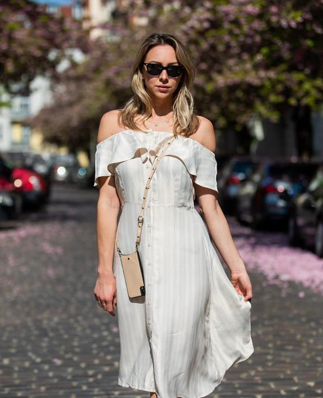 博主jessica czakoni街拍:一字肩荷叶边长裙