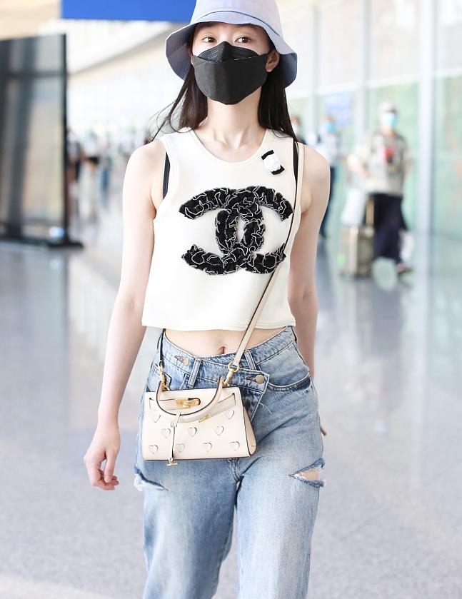 宋轶街拍:chanel露脐背心tory burch桃心包