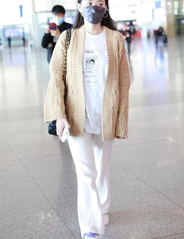张靓颖街拍:驼色针织开衫针织裤 温婉优雅