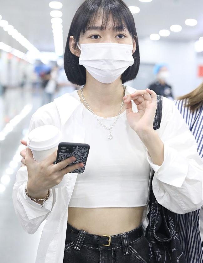 段奥娟街拍:白色衬衫露脐打底衫 牛仔裤小白鞋清新休闲