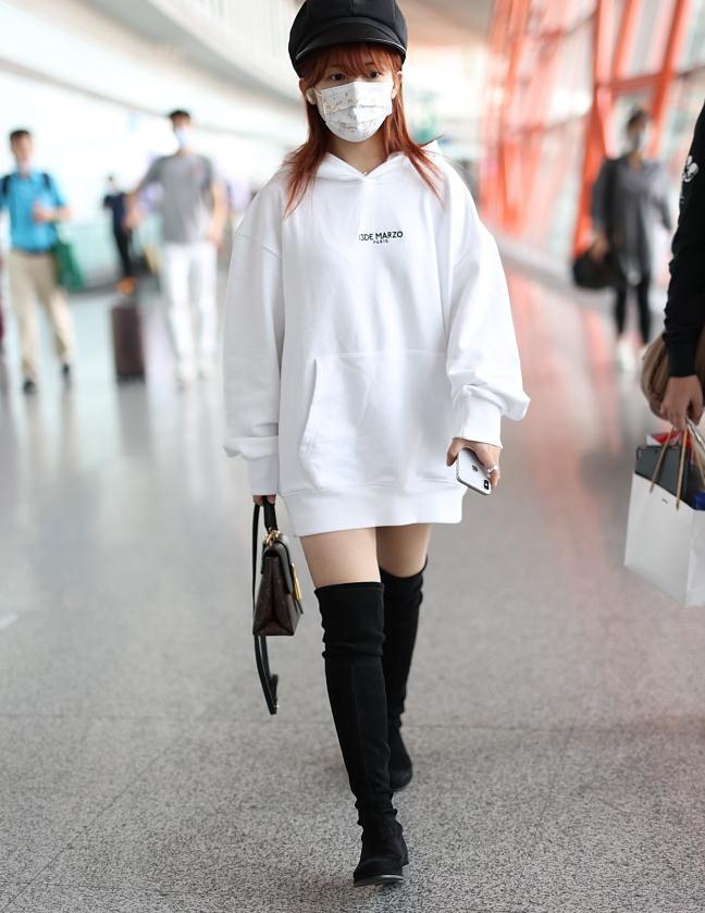 赖美云戴贝雷帽少女感十足 长靴配卫衣露美腿超吸睛|赖美云|贝雷帽