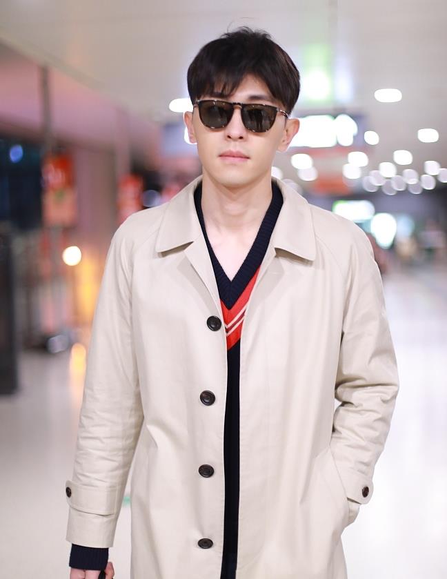 邓伦街拍:卡其色风衣小白鞋 高大帅气