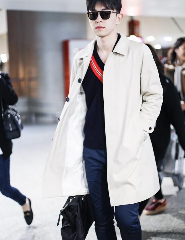 邓伦街拍:卡其色风衣小白鞋 高大帅气