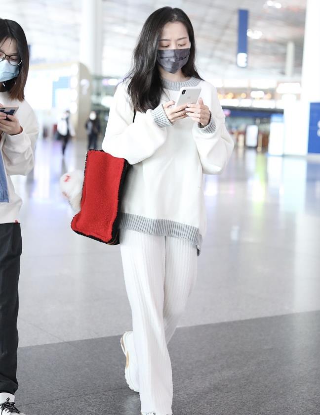 张靓颖街拍:白色毛衣针织阔腿裤羊羔毛托特包慵懒舒适