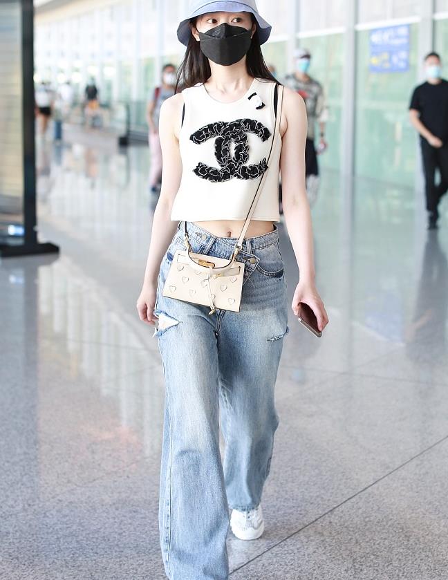 宋轶街拍:chanel露脐背心tory burch桃心包