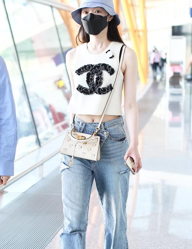 宋轶街拍:chanel露脐背心tory burch桃心包_高清图集_新浪网