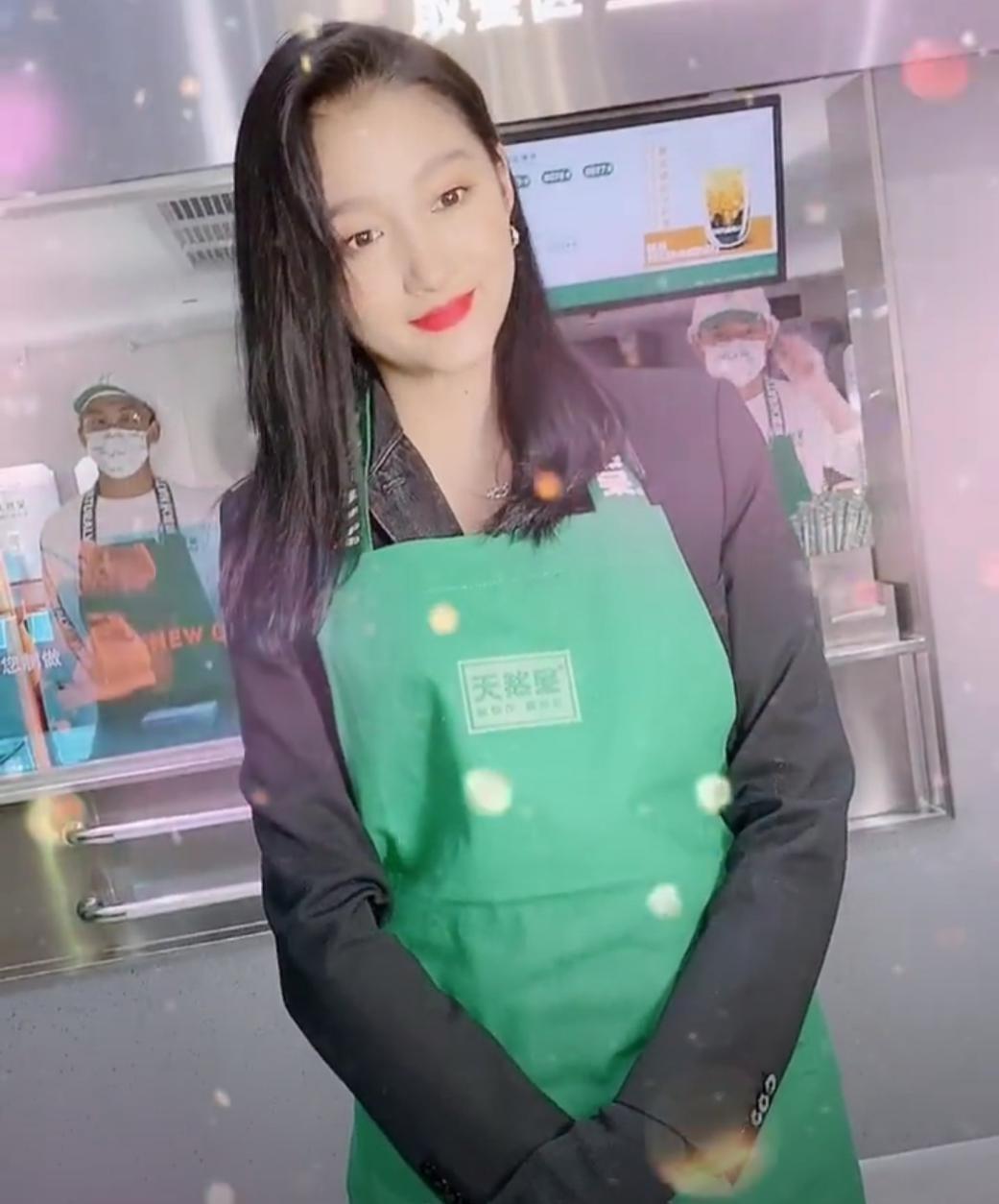 关晓彤现身自家奶茶店亲自当服务生没架子路人被惊艳到张大嘴