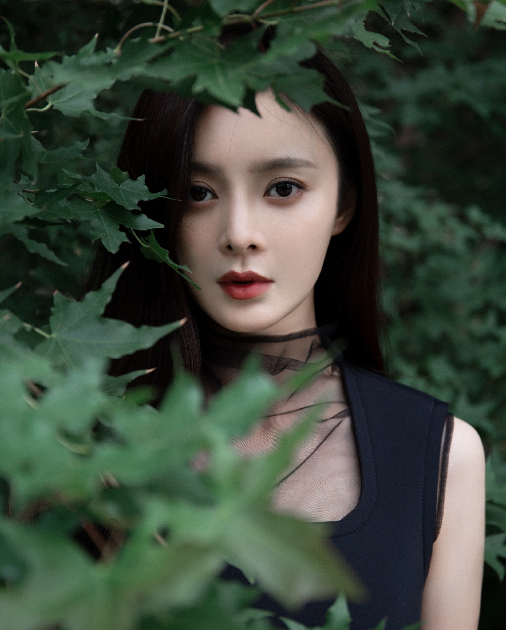 《大江大河》她演王凯初恋,穿黑裙拍写真,美得优雅又高贵