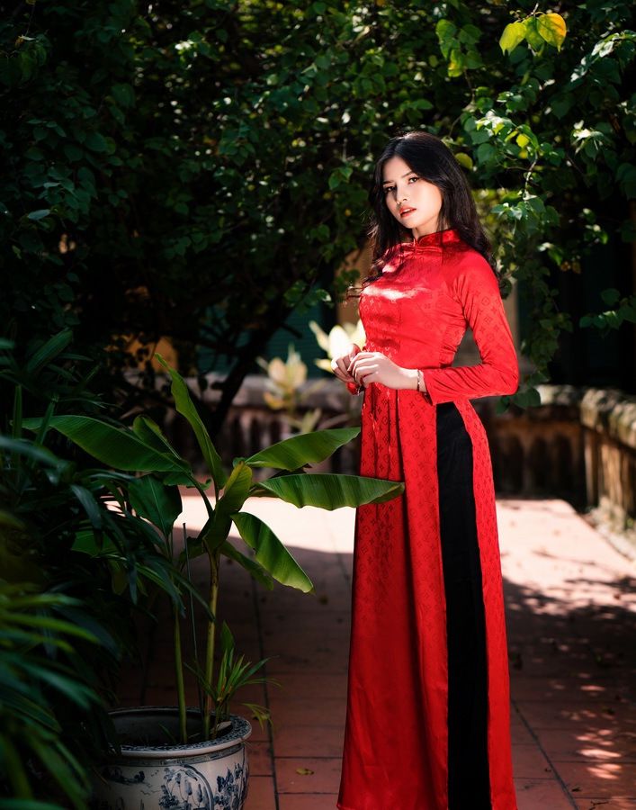 红色奥黛长裙在不经意间就可以展现出女人最大的魅力值