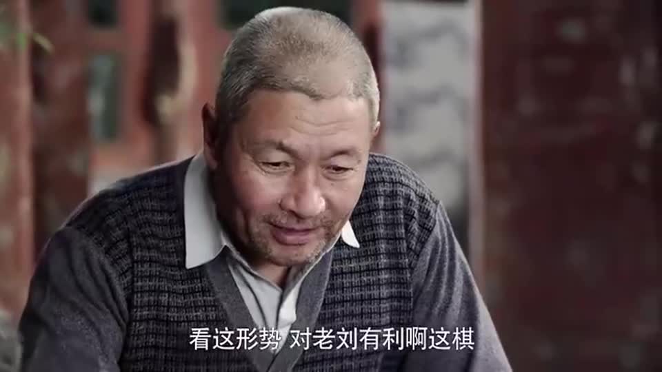 情满四合院:大爷们在下棋,眼看要被将死了,大爷一波操作翻盘