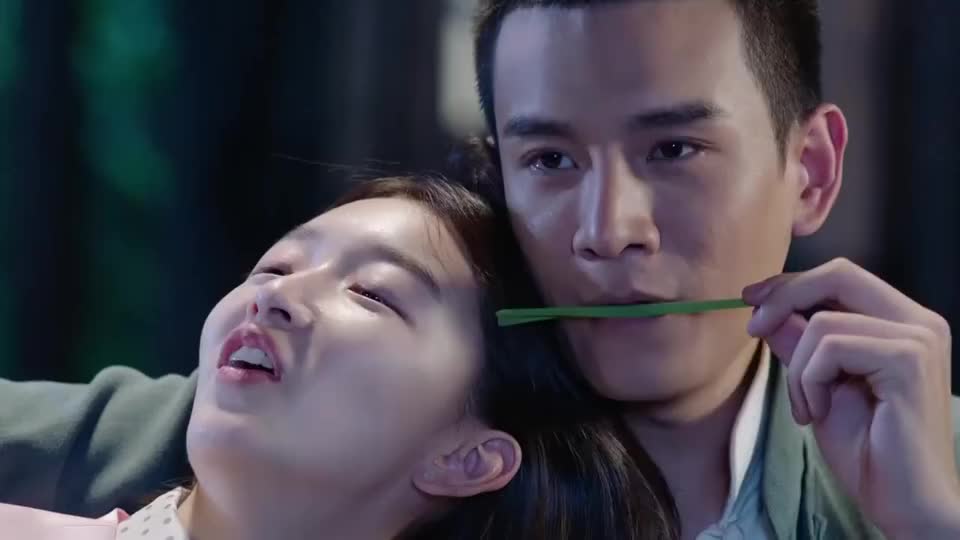 魔都风云箫瑶唱着歌靠着叶飞的肩膀