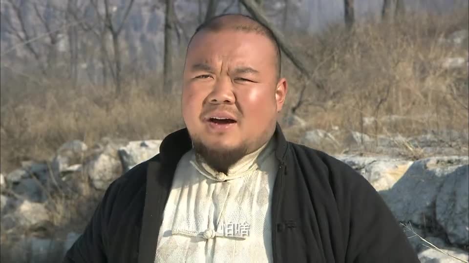 飞虎队小坡假意迎合和王虎柱子一起到了一个保长家里