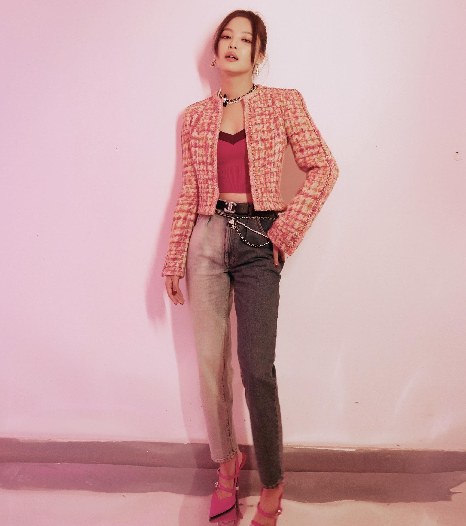 辛芷蕾活动照片曝光玫粉色小香风外套配撞色牛仔裤满满时尚感