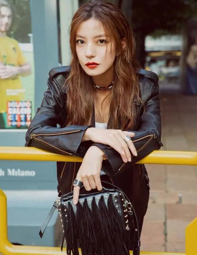 年轻时的赵薇太迷人,一头短发美眸电力十足,清纯度爆表!