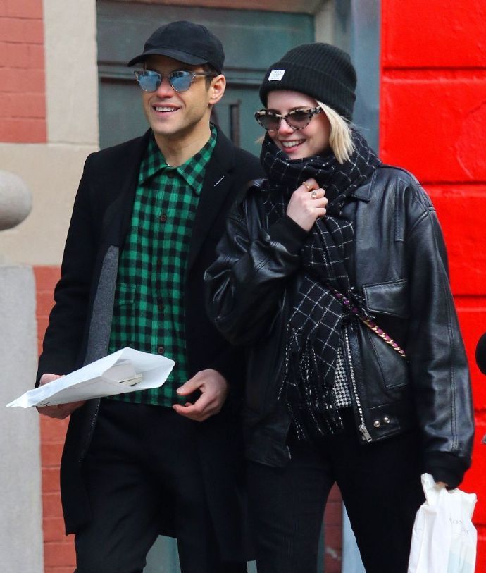 露西·宝通和男友同框,露西比拉米还要高一点,两人都是帅帅气气_高清